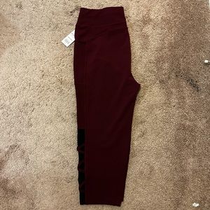 NWT maroon crop leggings with pockets and mesh/cross cross detail 2x
